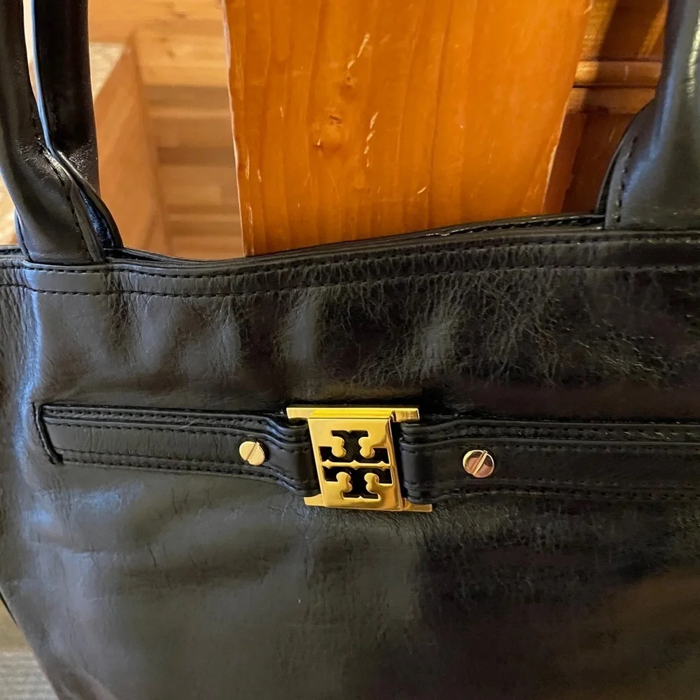 Authentic Leather Tory Burch Shoulder Bag .